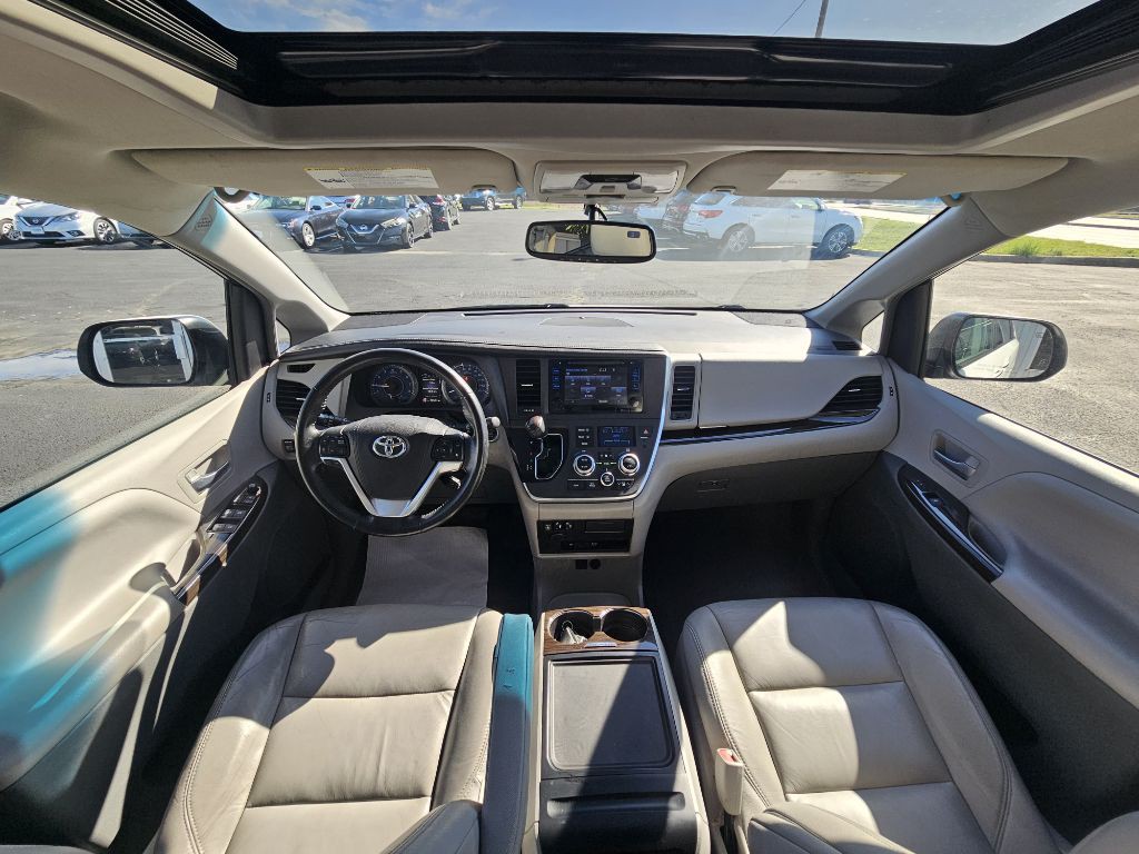 2016 Toyota Sienna Image 18