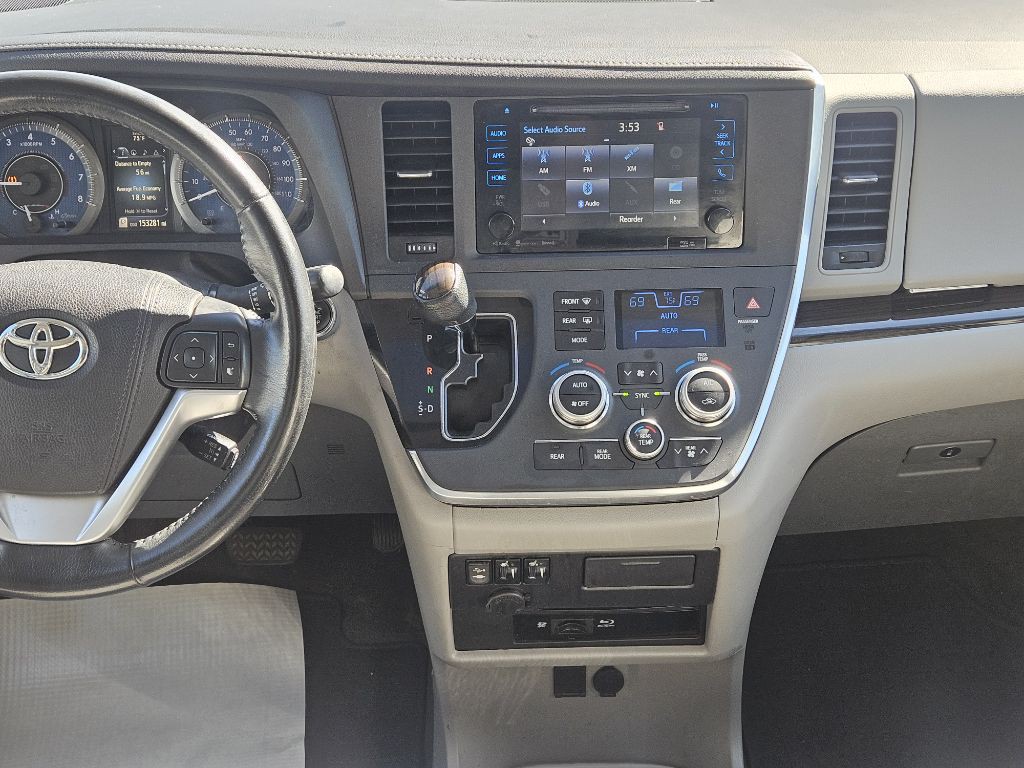2016 Toyota Sienna Image 19