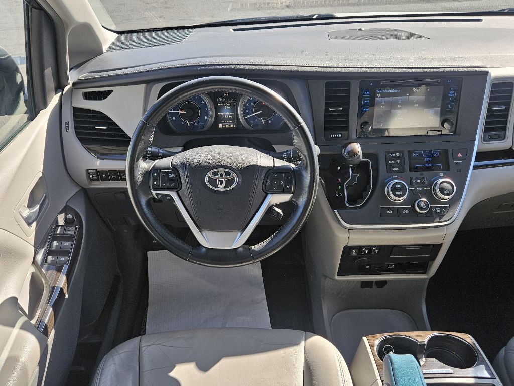 2016 Toyota Sienna Image 20