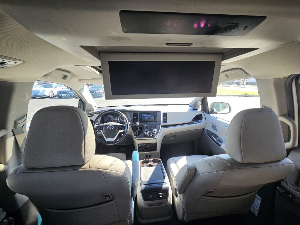 2016 Toyota Sienna Image 22