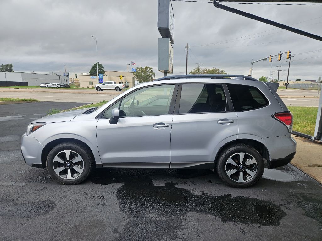 2018 Subaru Forester Image 2