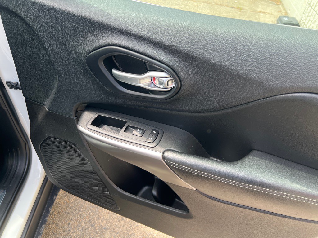 2019 Jeep Cherokee Image 12