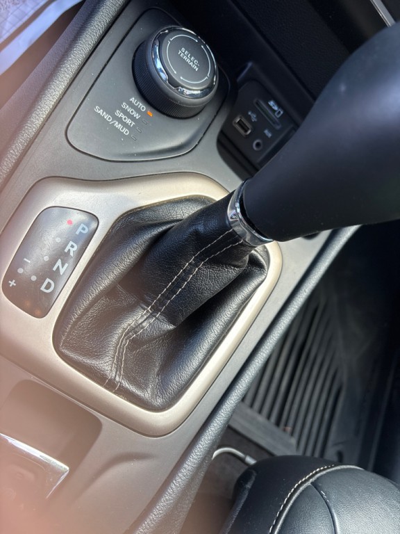 2016 Jeep Cherokee Image 12