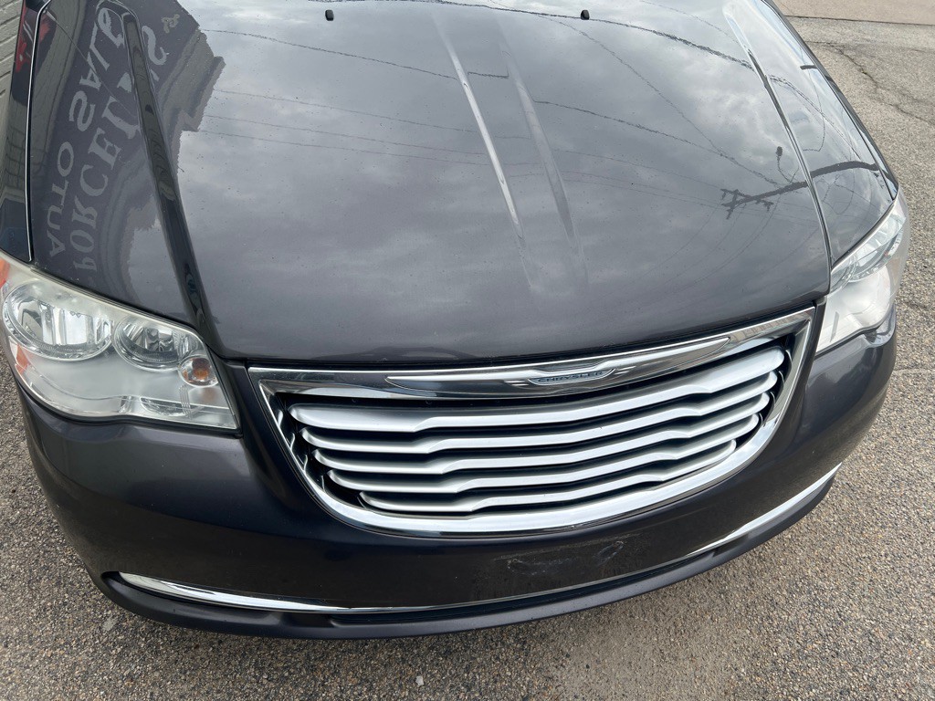 2015 Chrysler Town & Country Image 6
