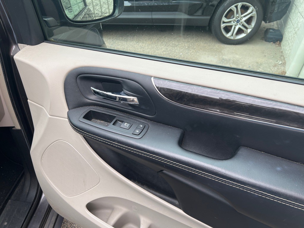2015 Chrysler Town & Country Image 11