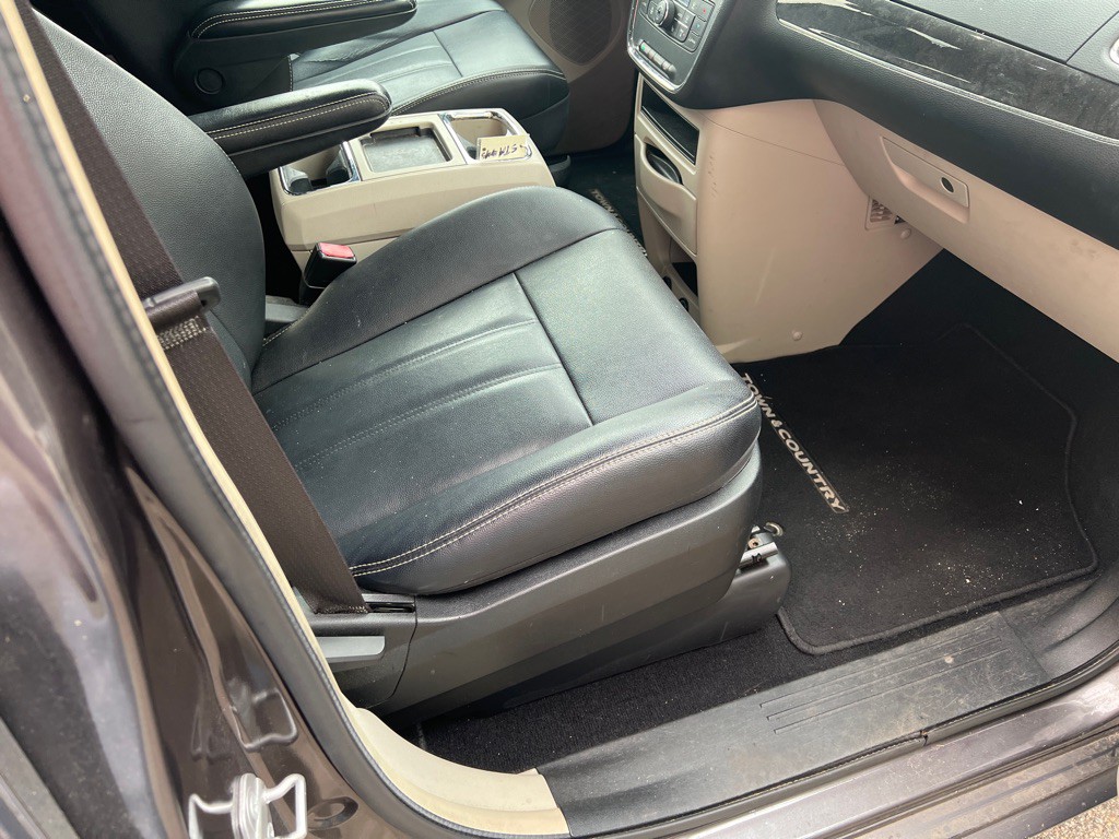 2015 Chrysler Town & Country Image 12