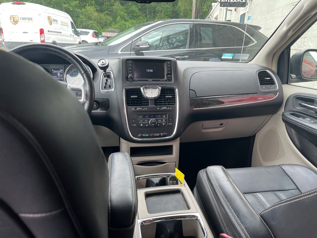 2015 Chrysler Town & Country Image 14