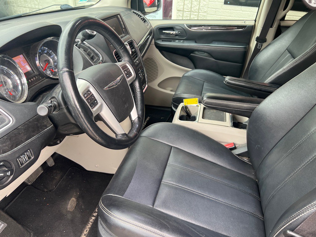 2015 Chrysler Town & Country Image 19