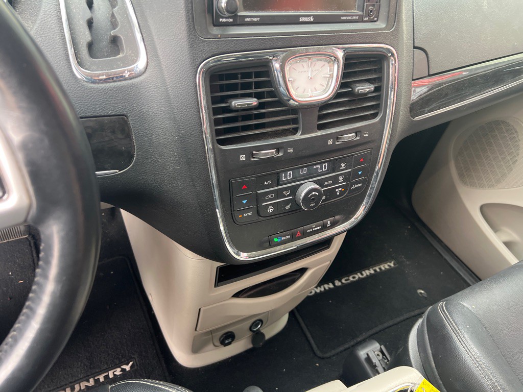 2015 Chrysler Town & Country Image 23