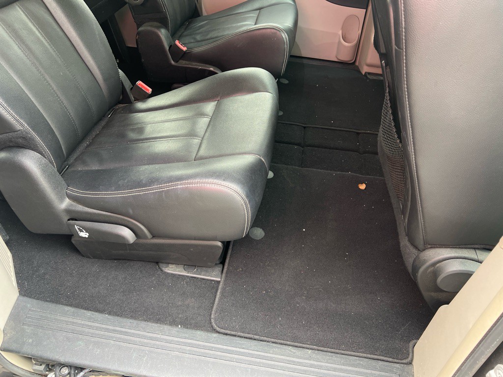 2015 Chrysler Town & Country Image 34