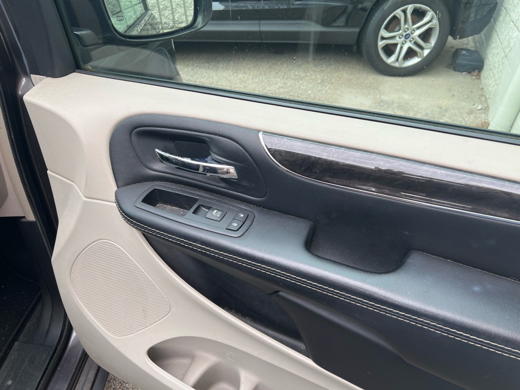 2015 Chrysler Town & Country Image 35