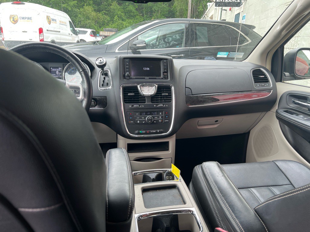 2015 Chrysler Town & Country Image 36