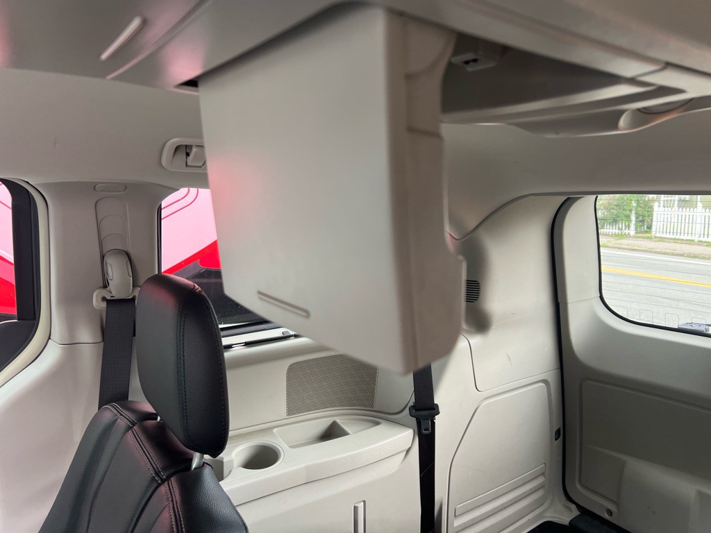 2015 Chrysler Town & Country Image 40