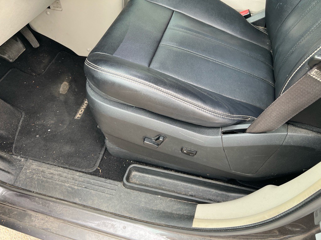 2015 Chrysler Town & Country Image 42