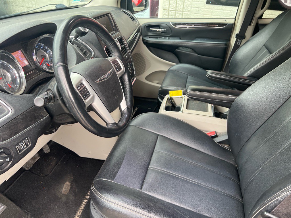 2015 Chrysler Town & Country Image 43