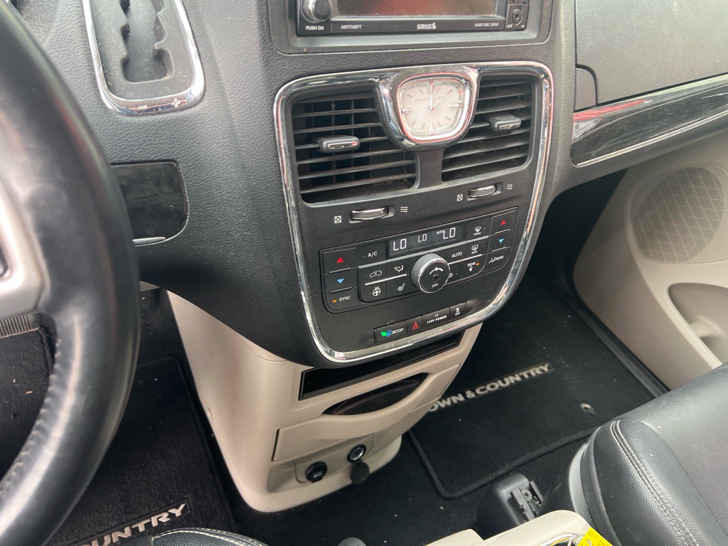 2015 Chrysler Town & Country Image 47