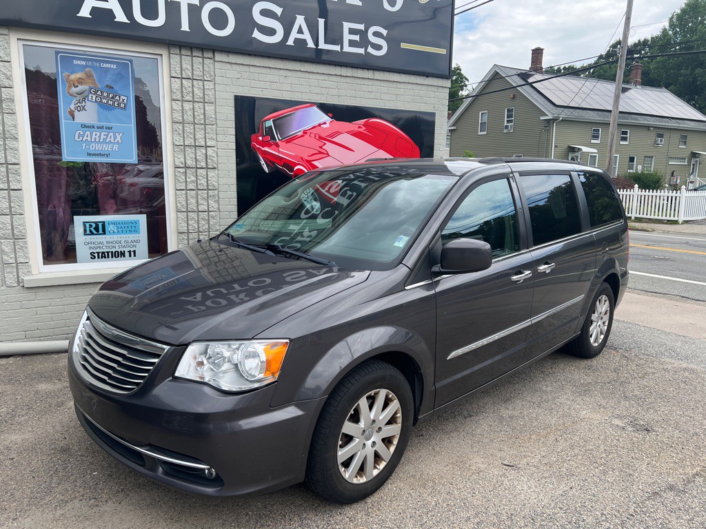 2015 Chrysler Town & Country Image 2