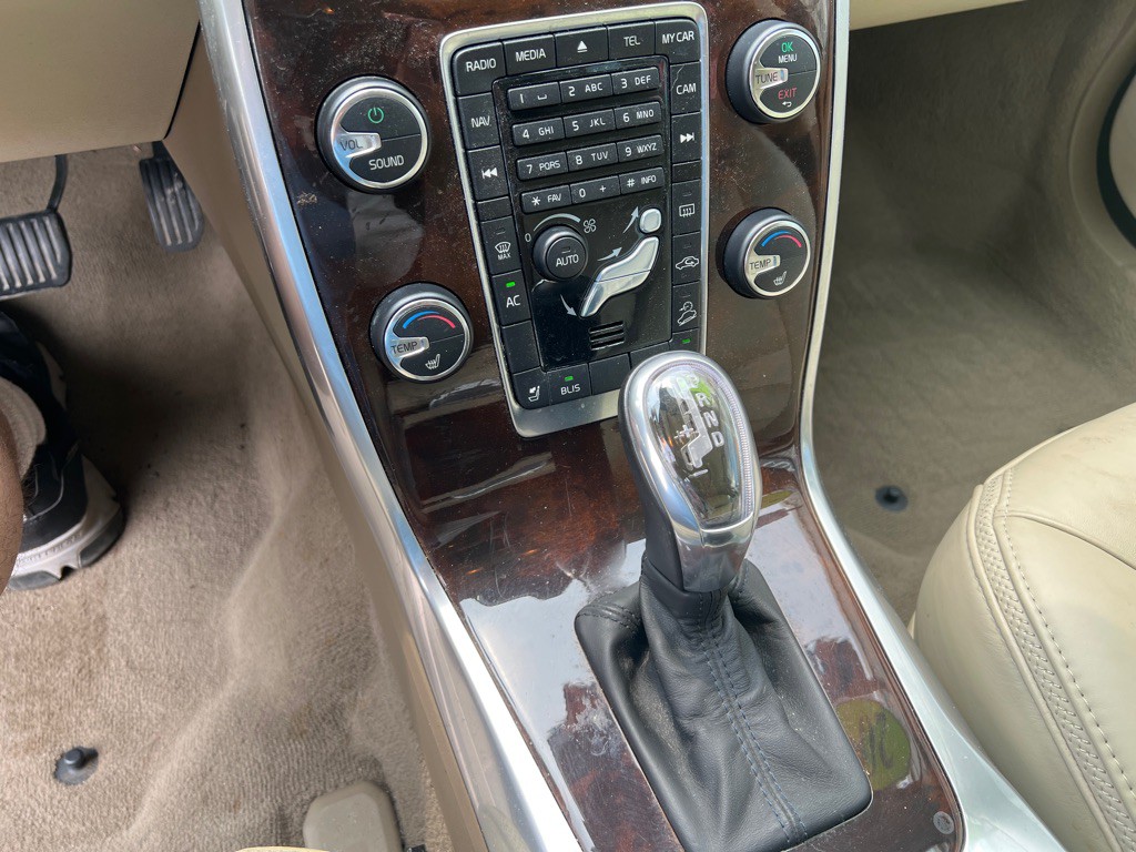 2013 Volvo XC70 Image 25