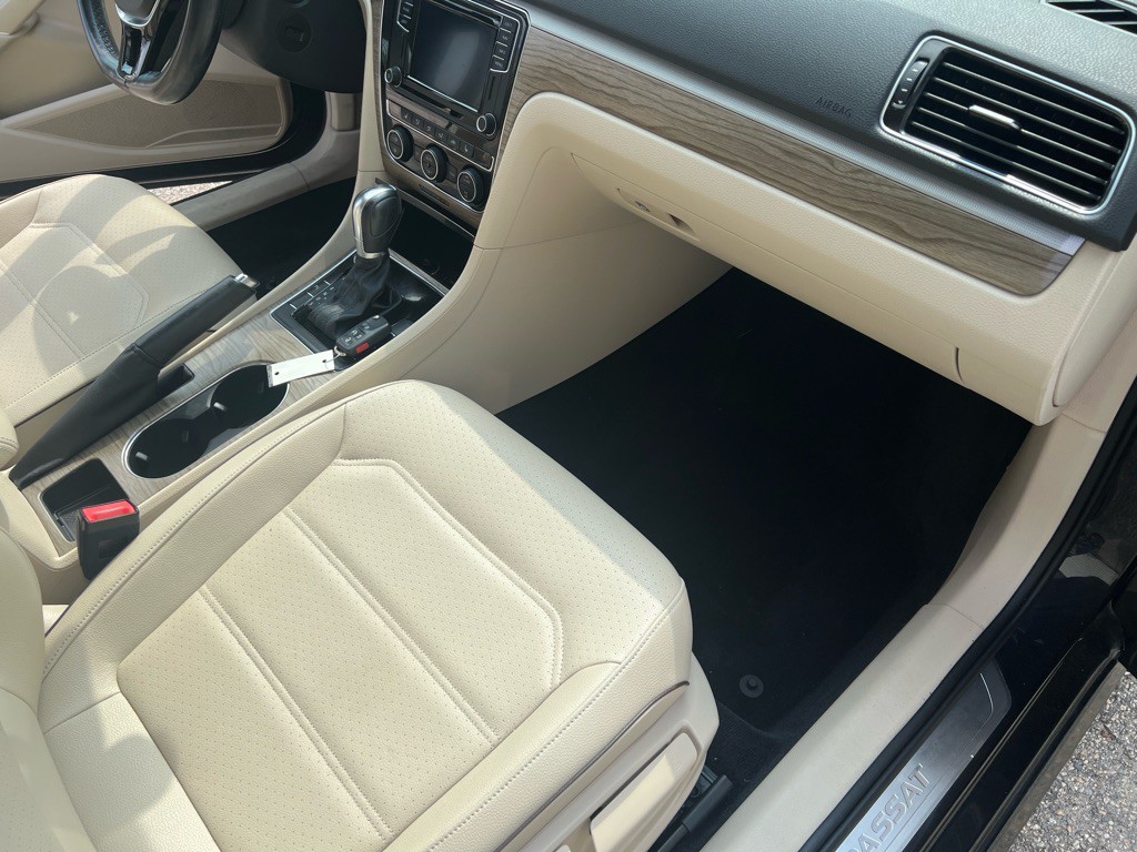 2017 Volkswagen Passat Image 12