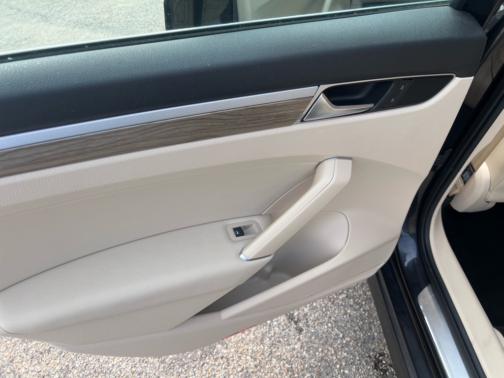 2017 Volkswagen Passat Image 13