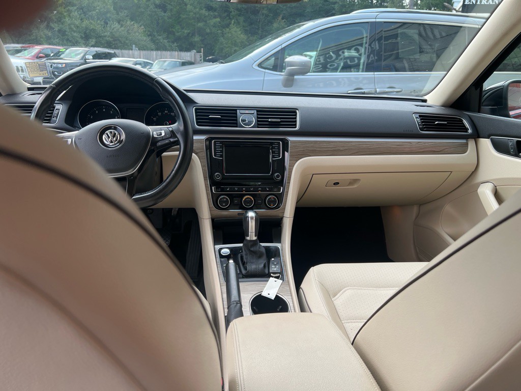 2017 Volkswagen Passat Image 15