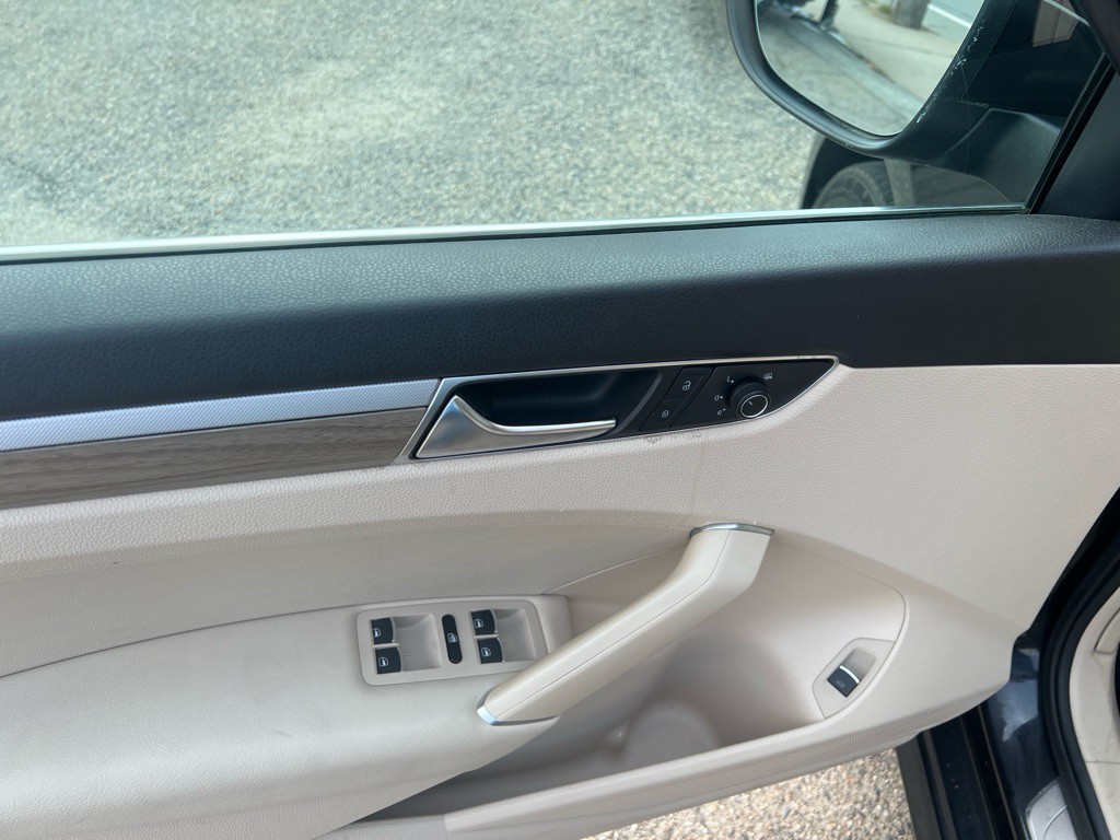 2017 Volkswagen Passat Image 17