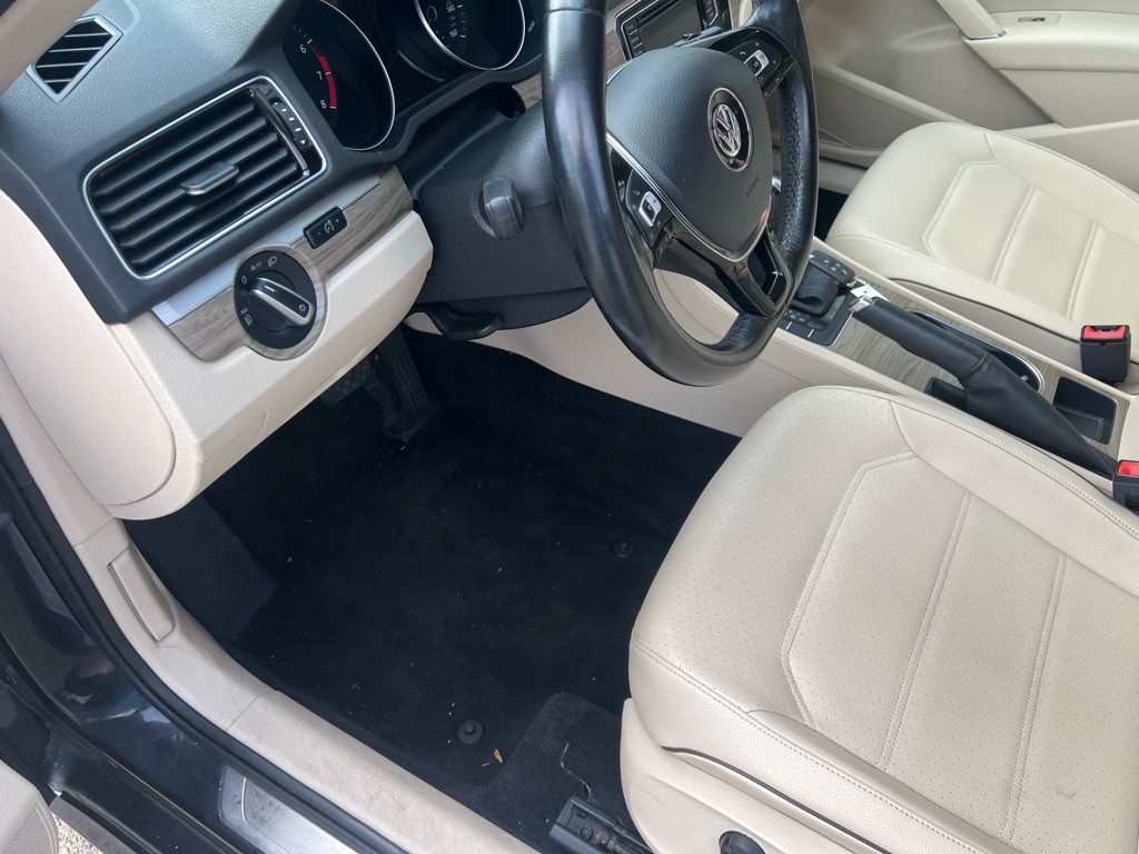 2017 Volkswagen Passat Image 18