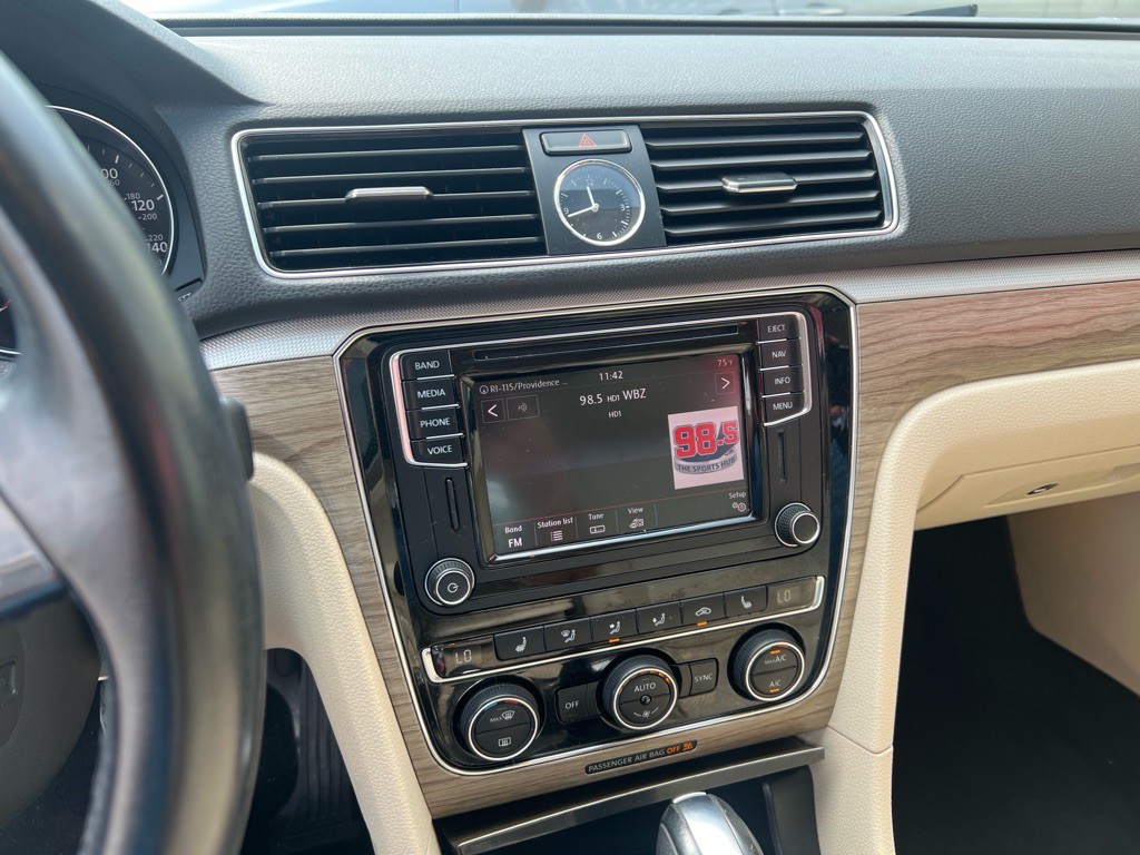 2017 Volkswagen Passat Image 21