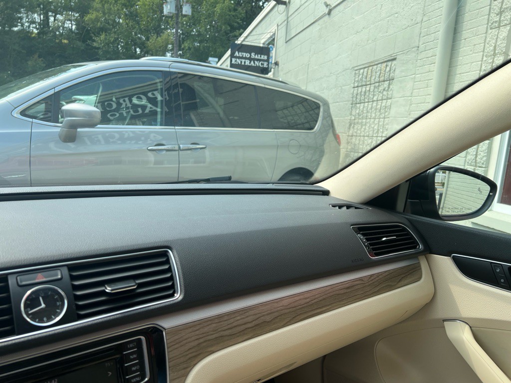 2017 Volkswagen Passat Image 23