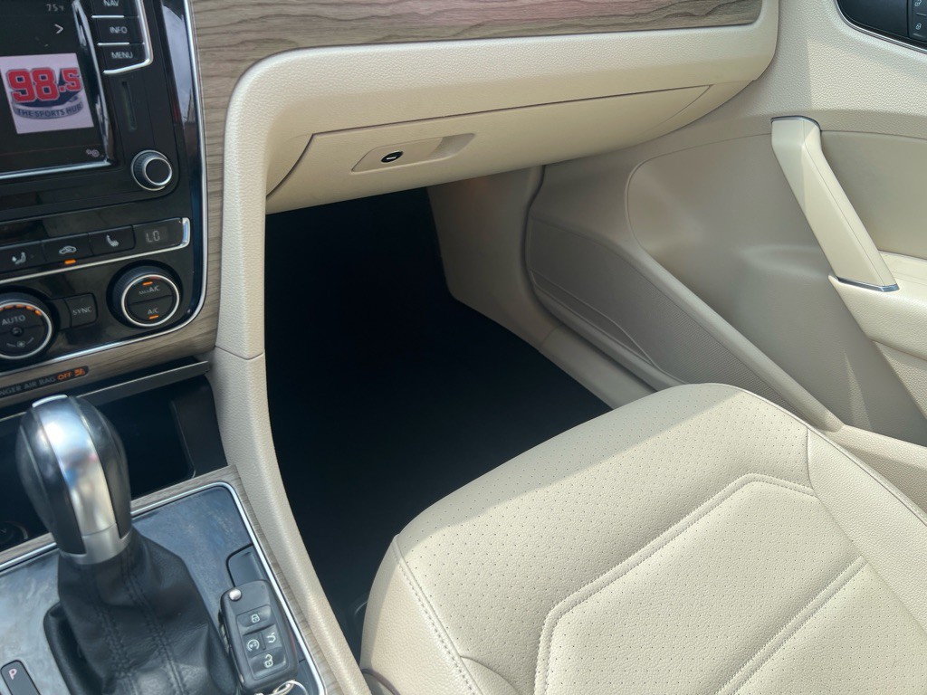 2017 Volkswagen Passat Image 24