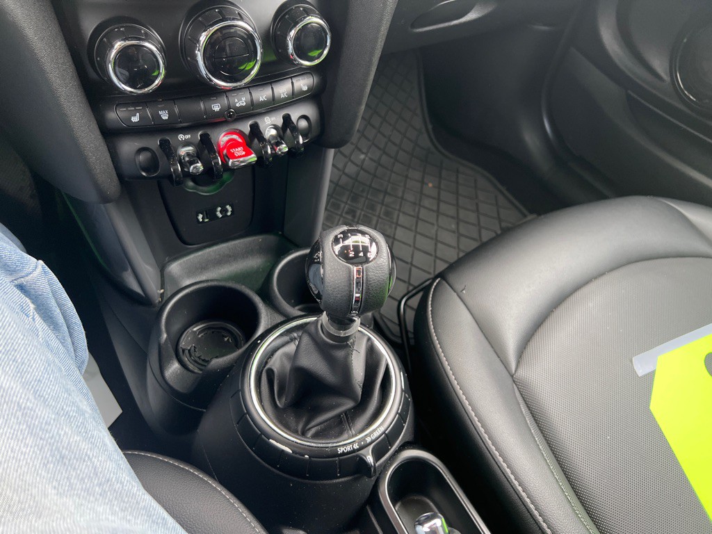 2016 MINI Cooper Image 16