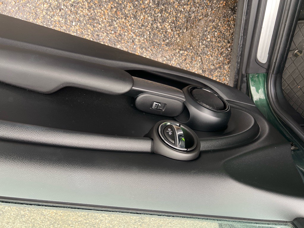 2016 MINI Cooper Image 26