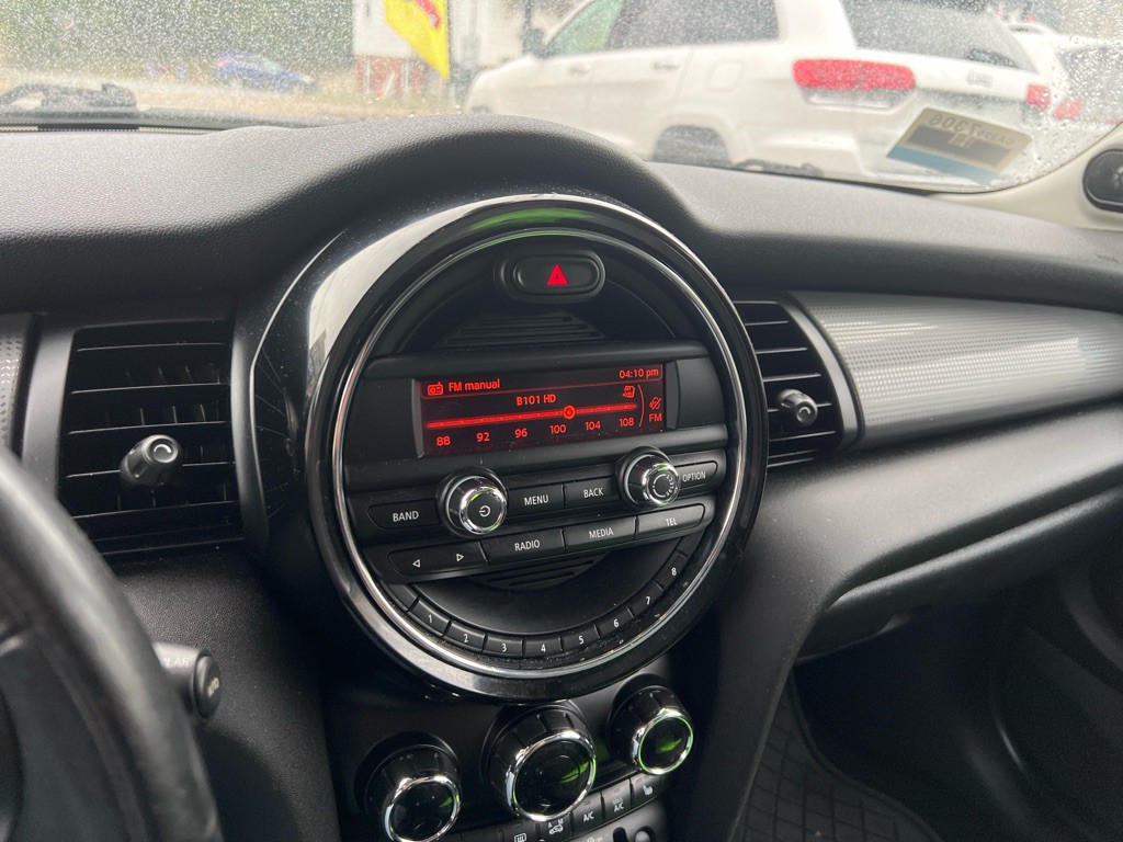 2016 MINI Cooper Image 31