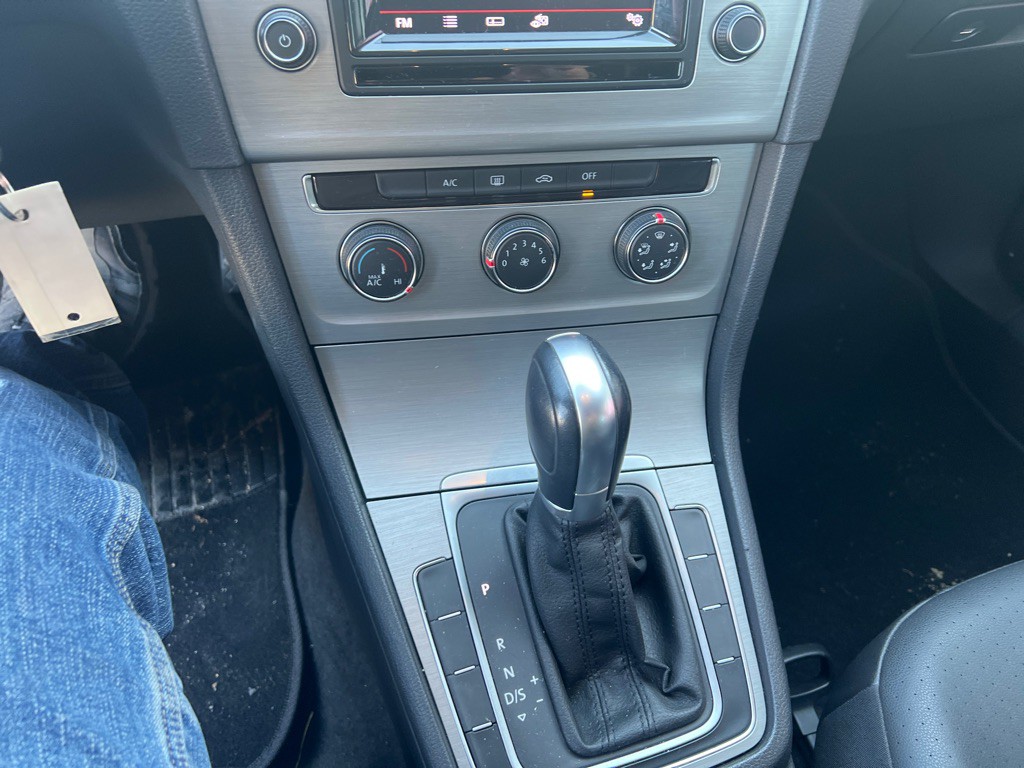 2015 Volkswagen Golf Image 23