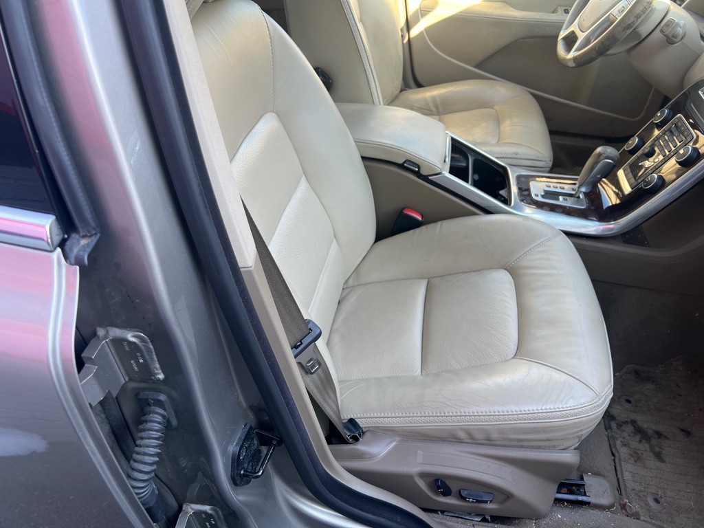 2012 Volvo XC70 Image 12