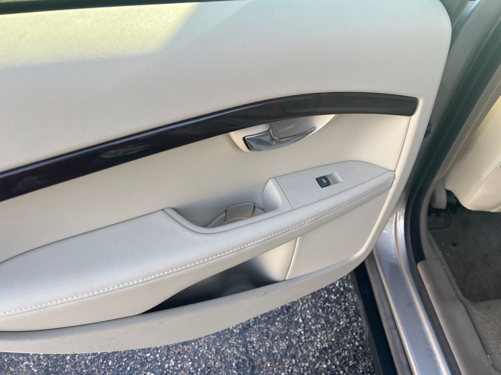 2012 Volvo XC70 Image 13