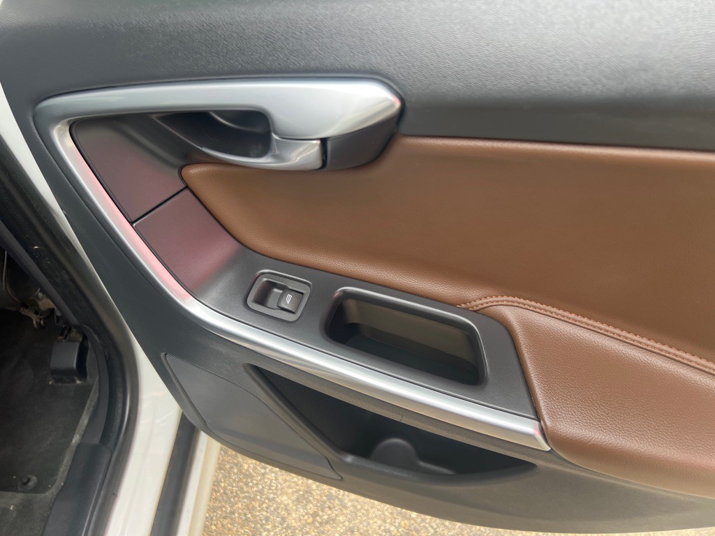 2017 Volvo XC60 Image 10