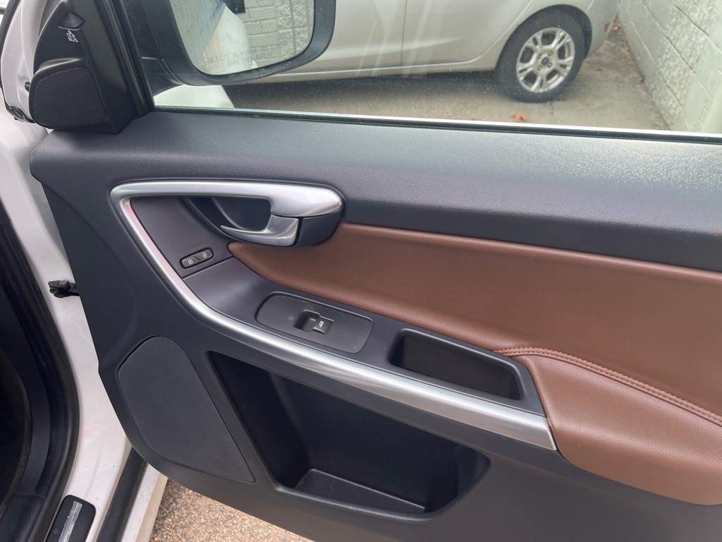 2017 Volvo XC60 Image 12