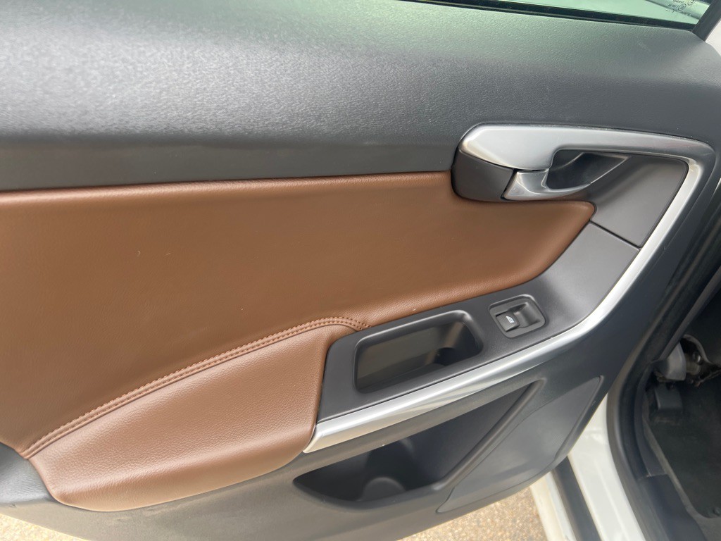 2017 Volvo XC60 Image 14