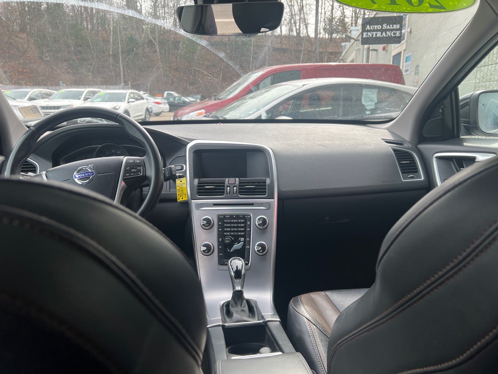2017 Volvo XC60 Image 16