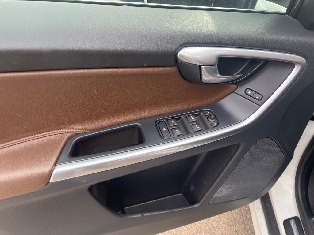 2017 Volvo XC60 Image 18