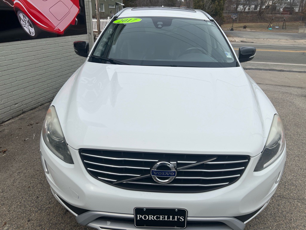 2017 Volvo XC60 Image 32