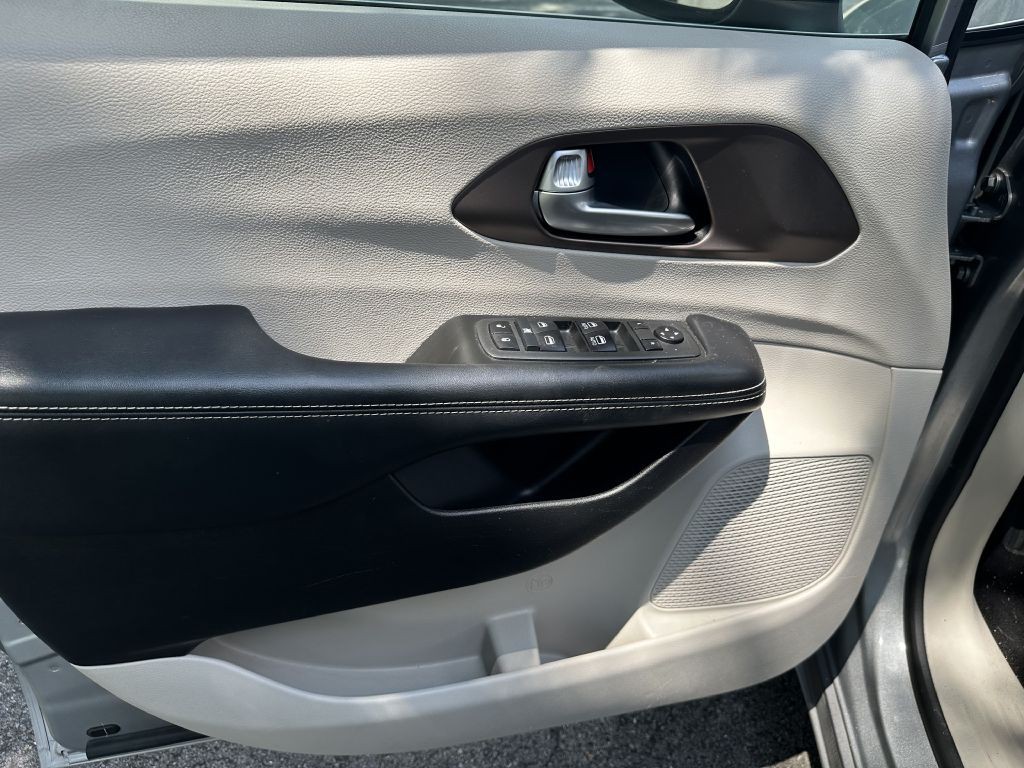 2021 Chrysler Voyager Image 18