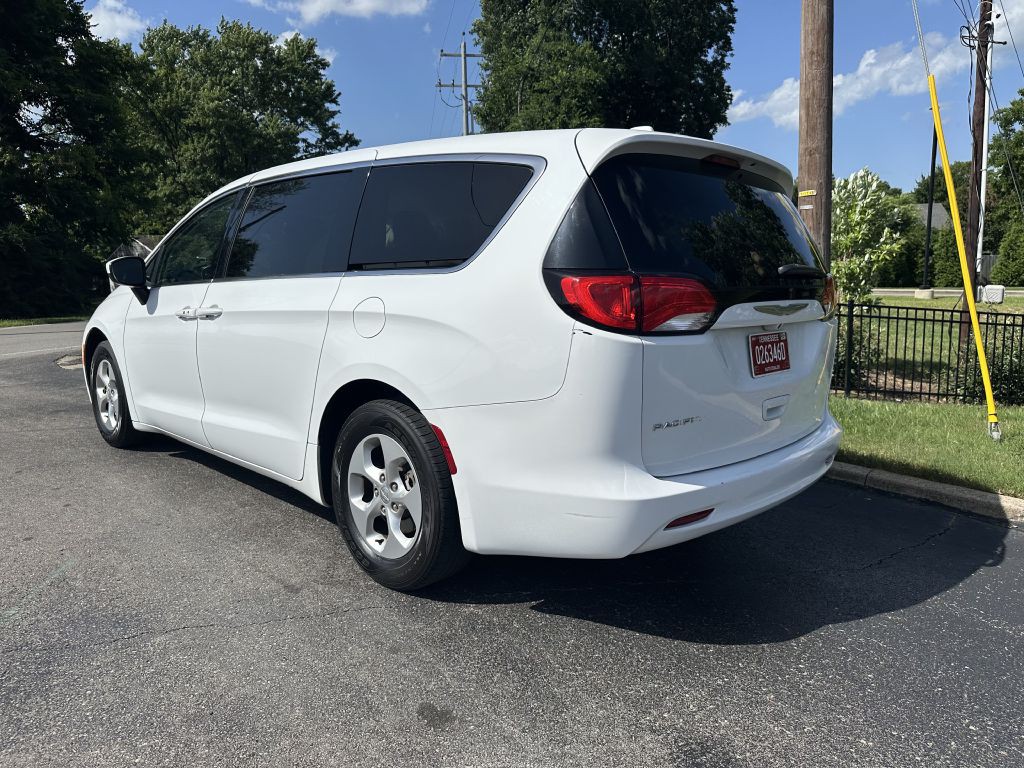 2017 Chrysler Pacifica Image 3