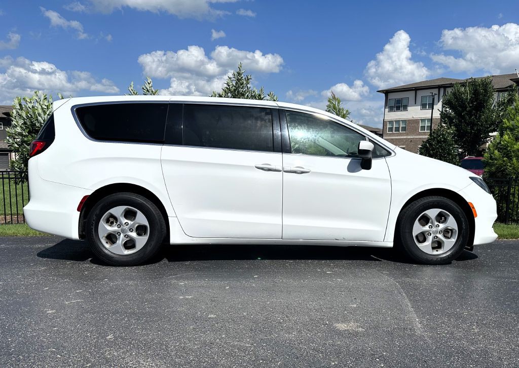2017 Chrysler Pacifica Image 5
