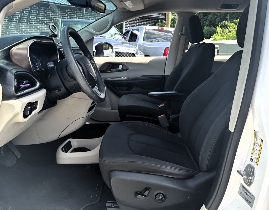 2017 Chrysler Pacifica Image 7