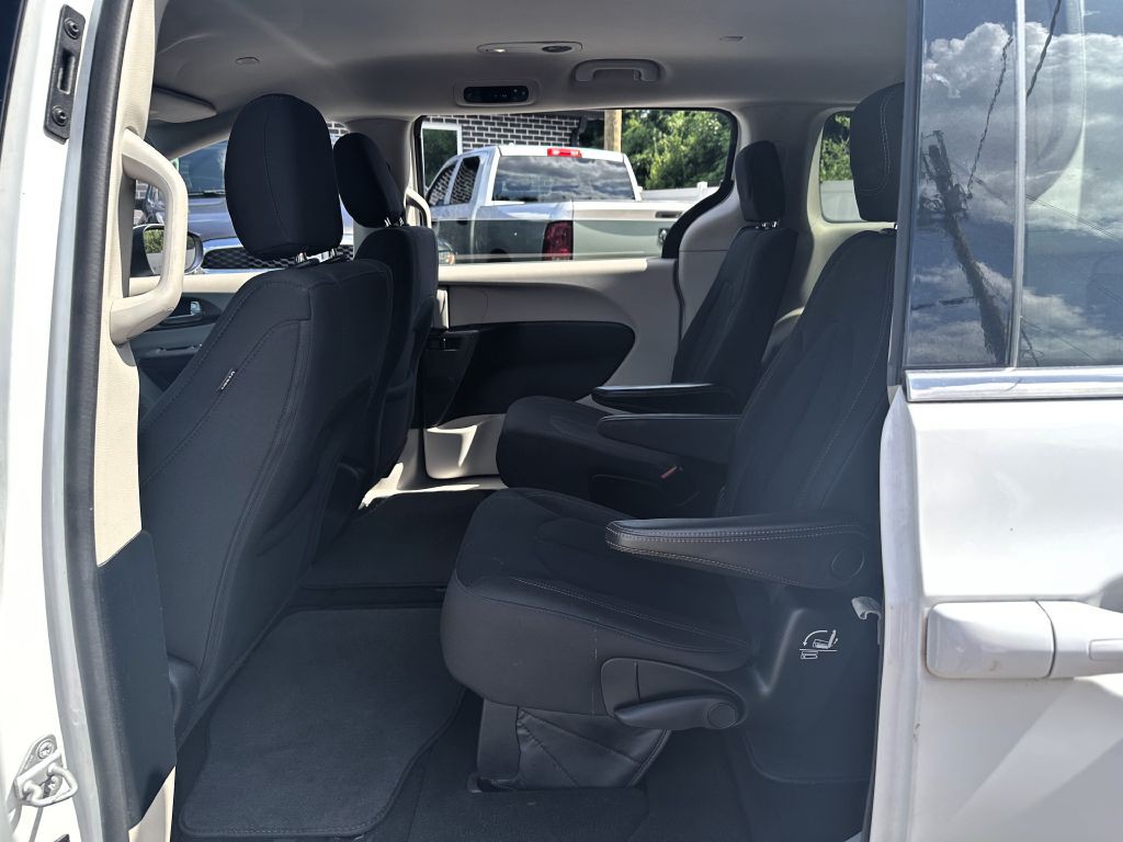 2017 Chrysler Pacifica Image 8