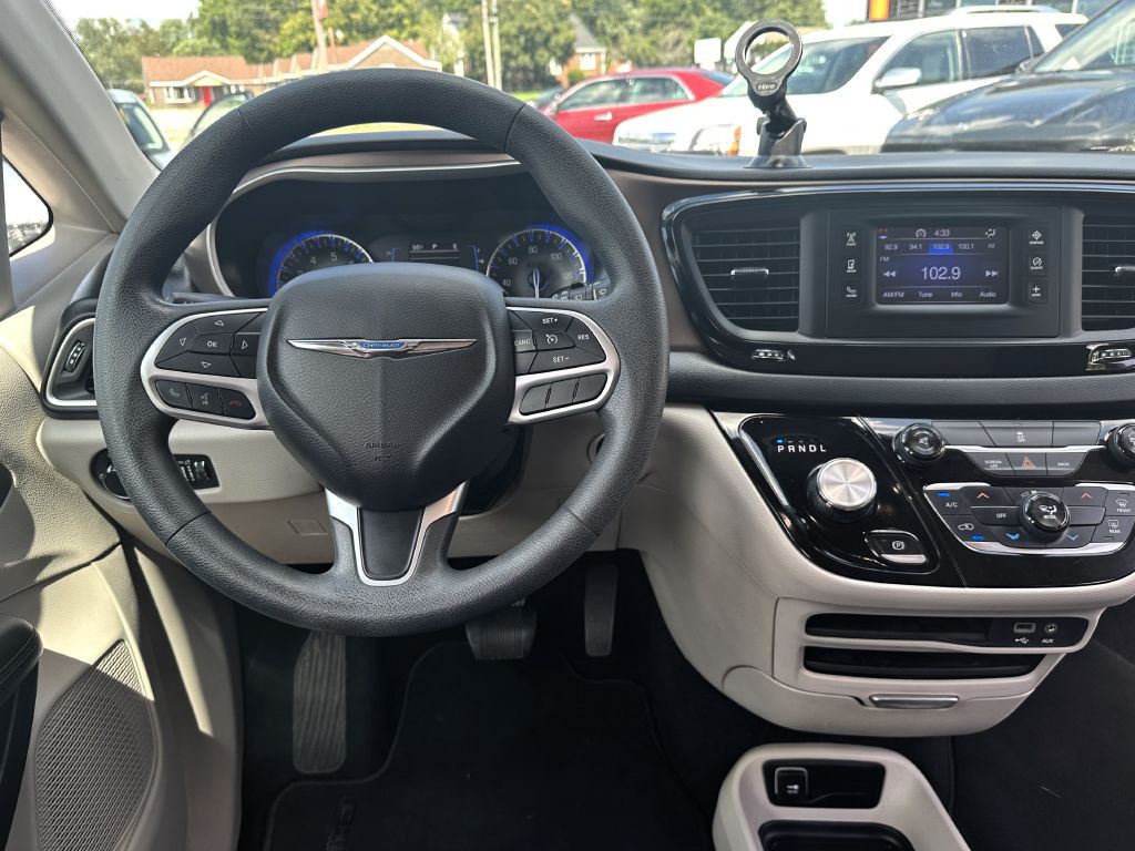 2017 Chrysler Pacifica Image 10