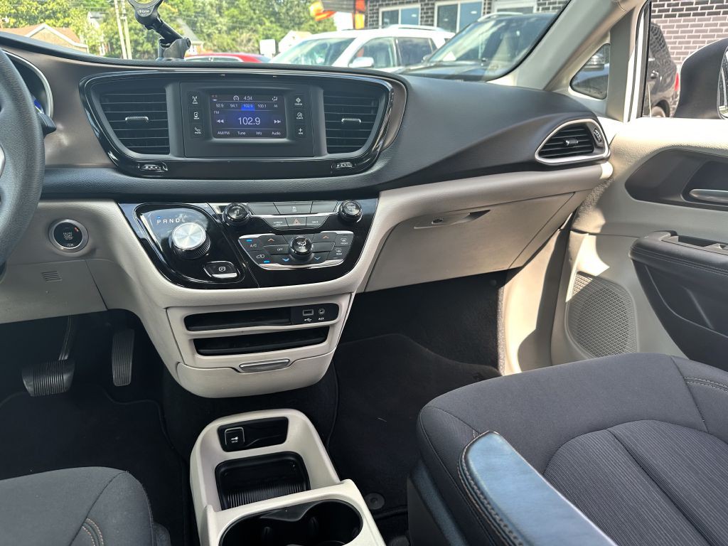 2017 Chrysler Pacifica Image 11