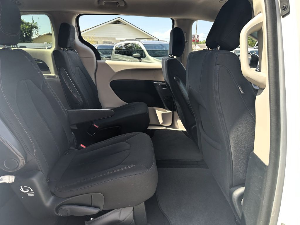 2017 Chrysler Pacifica Image 12